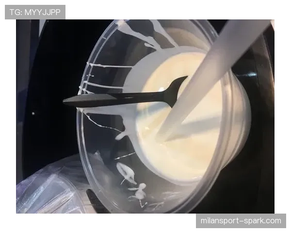 武大靖家冰箱里塞满蛋白粉,连饮料都是无糖的 武大靖家冰箱里塞满蛋白粉,连饮料都是无糖的